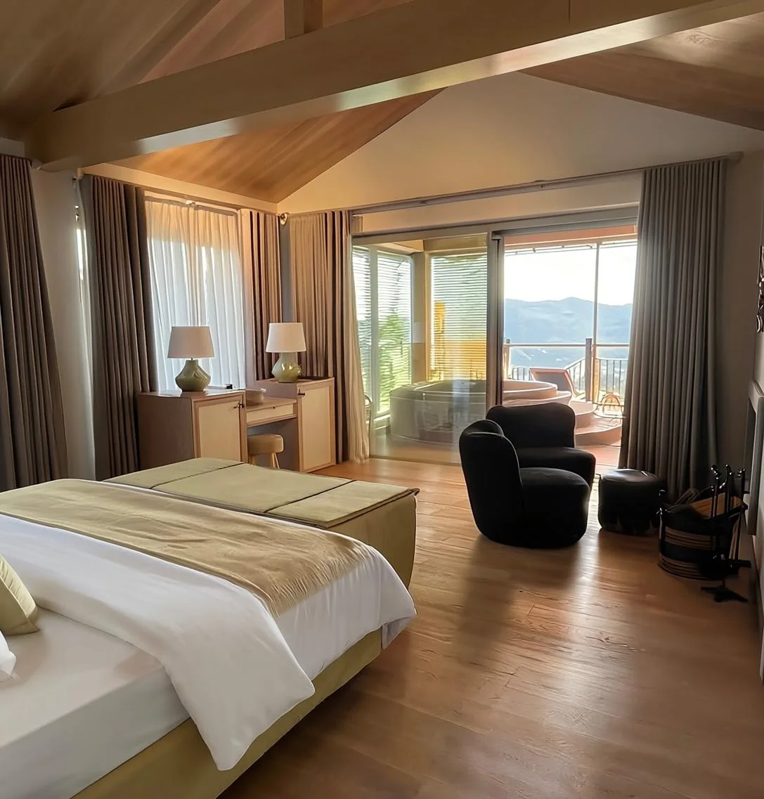 Heros Suite — gün batımında teras ve sıcak havuz
