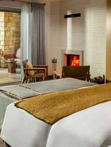 Adonis Suite — Yatak odasındaki şömine ve oturma köşesi
