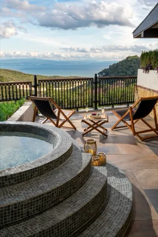 Adonis Suite — Isıtmalı relax havuz, bahçe terası ve deniz manzarası
