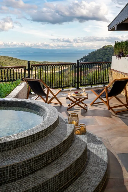 Adonis Suite — Isıtmalı relax havuz, bahçe terası ve deniz manzarası