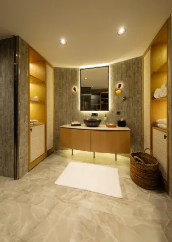 Heros Suite — Banyo ve lavabo alanı