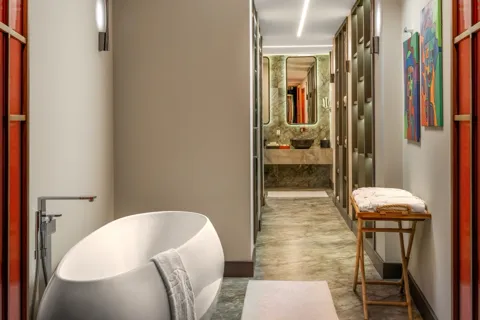 Geniş banyo ve küvet