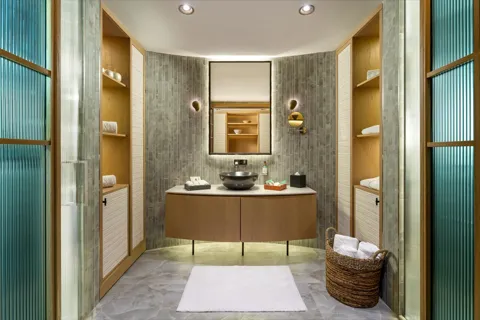 Adonis Suite — Cam bölmelerle çevrili banyo
