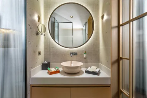 Corner Suite — Yuvarlak aynalı banyo