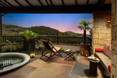Corner Suite — Akşam ışığında teras ve ısıtmalı relax havuz