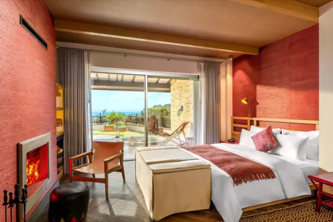 Grand Terrace Suite — Yatak odasından bahçe terasına açılım