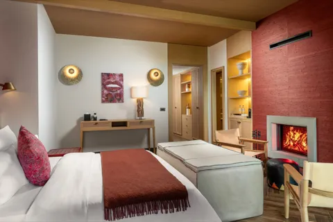Grand Terrace Suite — Yatak odasında sanat ve şömine detayı