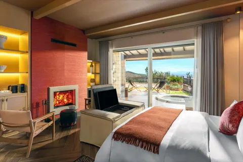 Grand Terrace Suite — Şömineli iç mekân ve teras bağlantısı