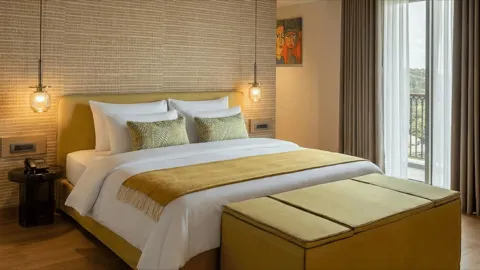 Heros Suite — Yatak odası ve ahşap tavan