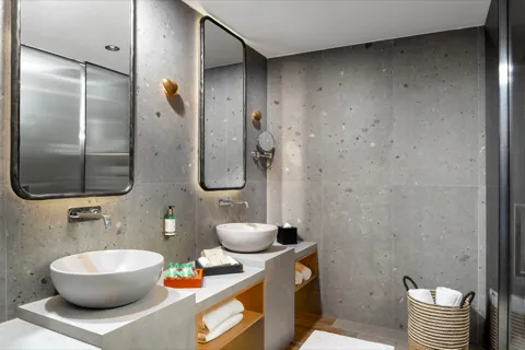 Signature Suite — Çift lavabolu banyo