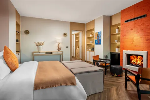 Signature Suite — Yatak odası ve şömine