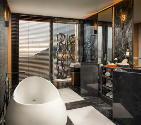 Paris Suite — geniş banyo, küvet ve deniz manzarası