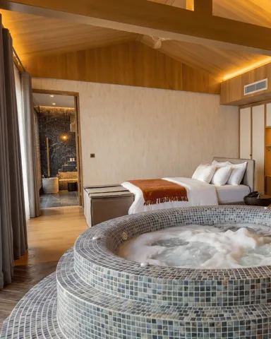 Paris Suite — yatak odasındaki yuvarlak ısıtmalı relax havuz