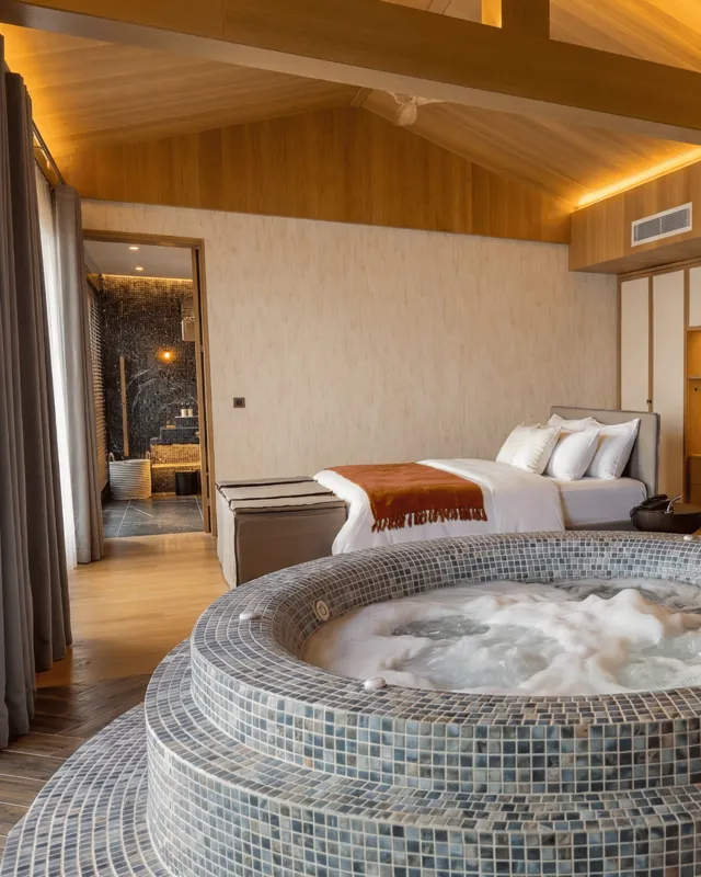 Paris Suite — yatak odasındaki yuvarlak ısıtmalı relax havuz
