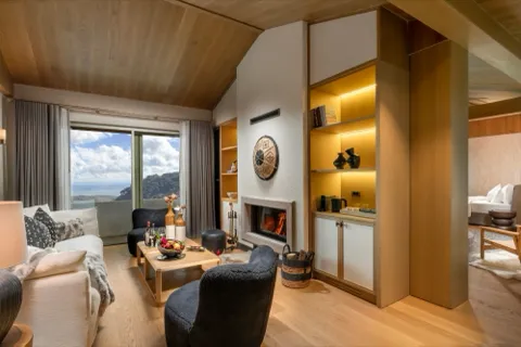 Paris Suite — ayrı oturma odası, gerçek şömine ve doğrudan deniz manzarası