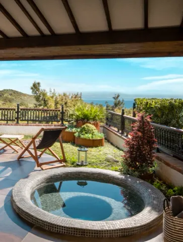 Grand Terrace Suite — Isıtmalı relax havuz ve terastan deniz manzarası