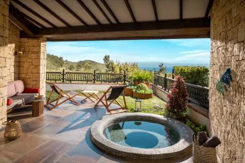 Grand Terrace Suite — Bahçe terasında ısıtmalı relax havuz ve deniz manzarası