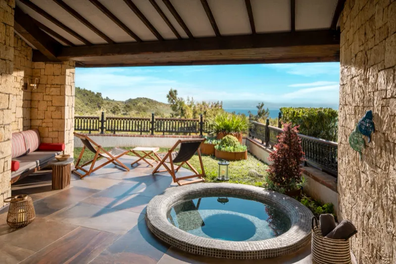 Grand Terrace Suite — Bahçe terasında ısıtmalı relax havuz ve deniz manzarası