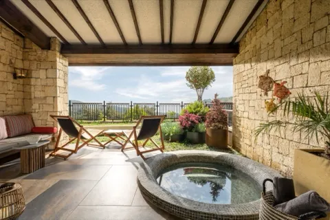 Signature Suite — Bahçe terasında ısıtmalı relax havuz ve oturma alanı