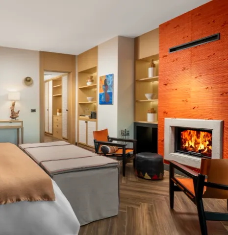 Signature Suite — Şömine ve iç mekân dokuları