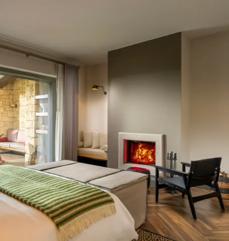 Terrace Suite — Şömine başında sakin bir köşe