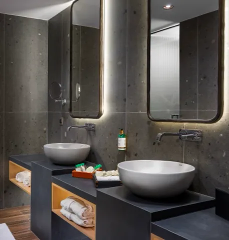 Terrace Suite — Banyoda doğal doku ve detaylar