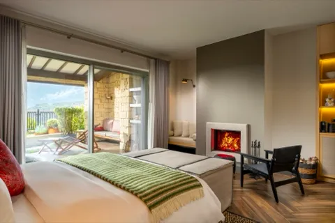 Terrace Suite — Gerçek şömine ve terasla bağlantılı iç mekân