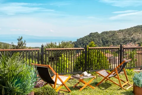 Terrace Suite — Bahçedeki iki kişilik oturma alanı ve manzara